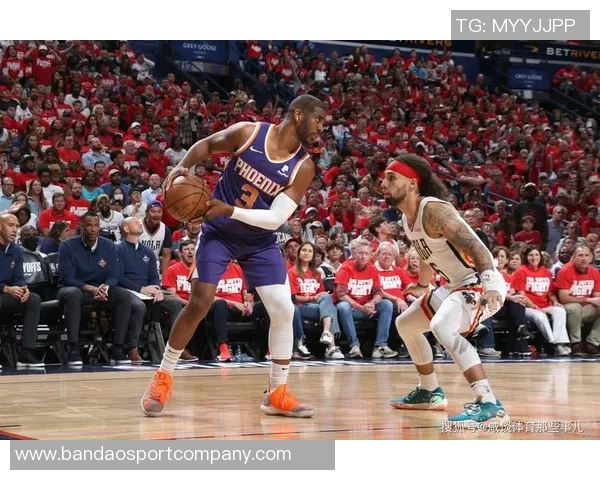 布克盛赞保罗为联盟改变者呼吁各地球馆致敬这位极致赢家