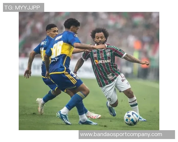 弗拉门戈夺解放者杯现场获颁2400万美元支票庆祝胜利 弗拉门戈夺解放者杯现场获颁2400万美元支票庆祝胜利