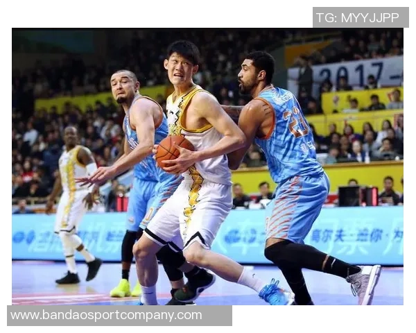 周琦表现惊艳豪华两双助力球队赢得比赛展现超强统治力