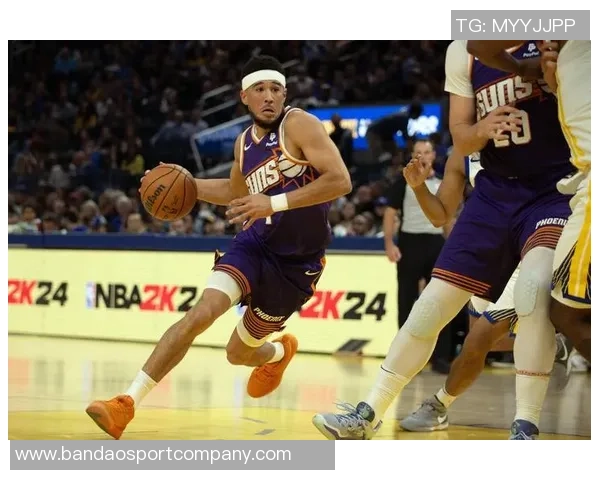 布克表现惊艳第三节独得16分全场砍下33分5板7助助球队取胜