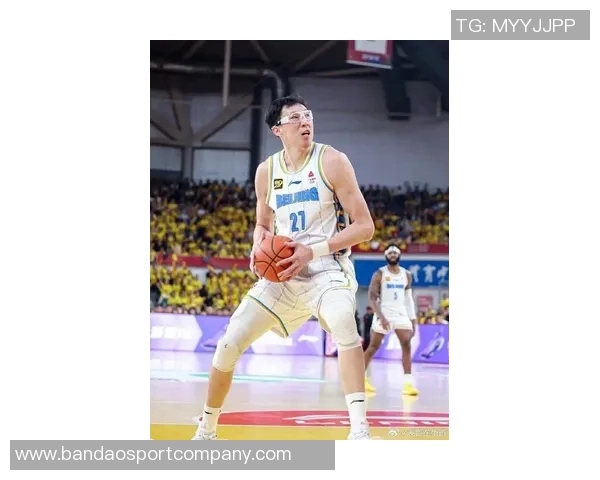 周琦进攻积极性不足全场仅出手四次贡献七分八篮板两助攻表现平淡