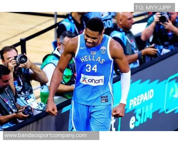 字母哥高效砍下30分8板6助关键时刻三分犯规令人担忧